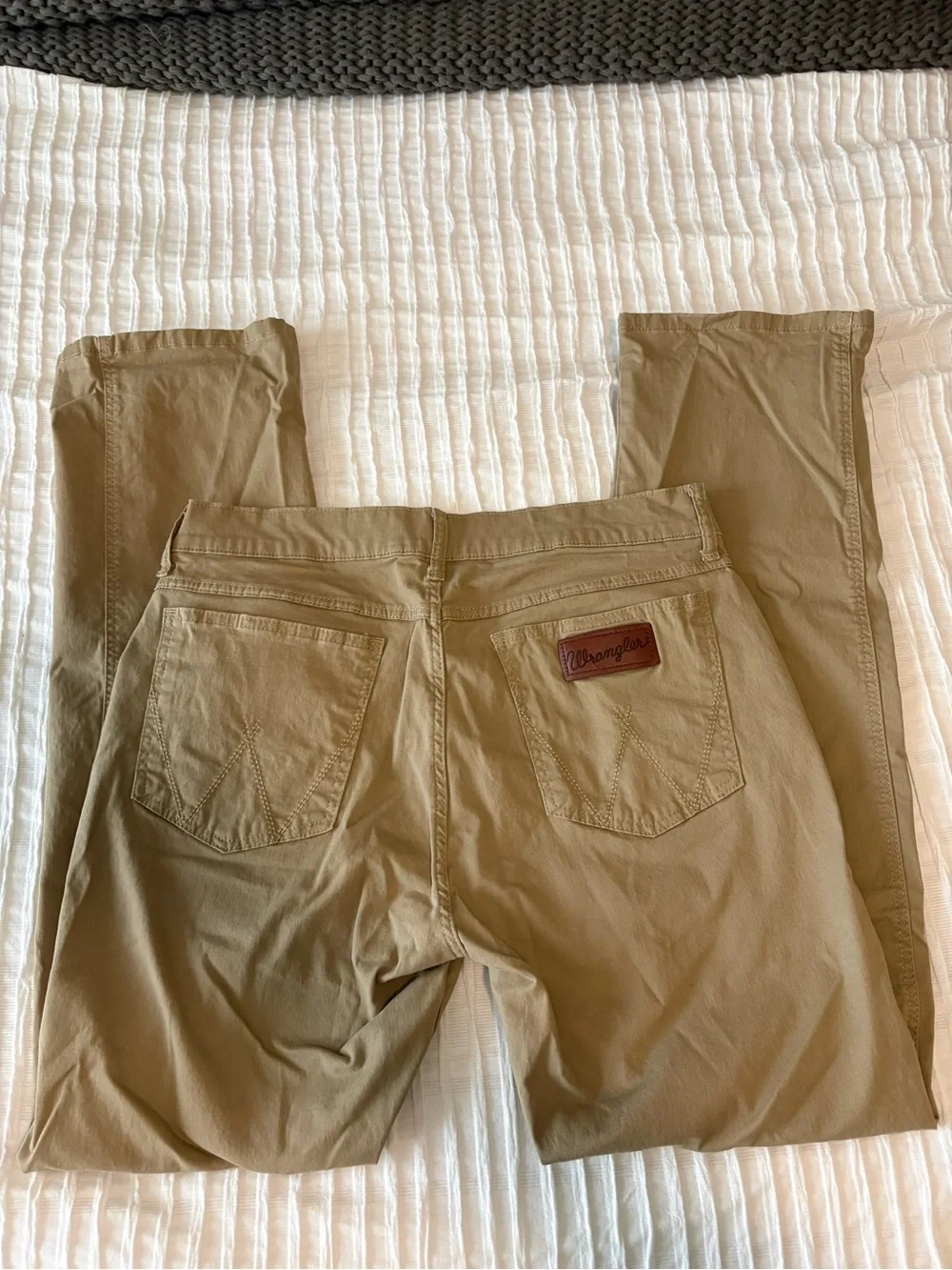 Men’s Wrangler Retro Slim Straight Khaki Pants.